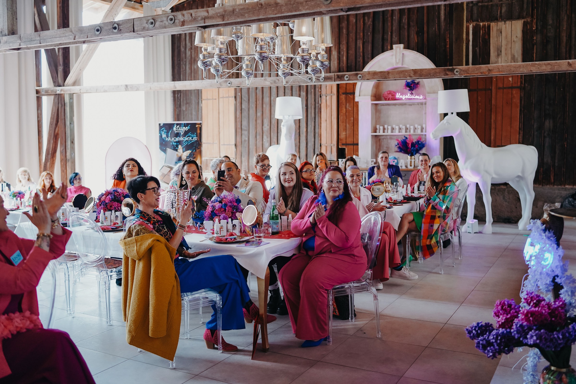 Grosser Saal voller Brand Partnerinnen von KLUGE BEAUTY® an festlich gedeckten Tischen