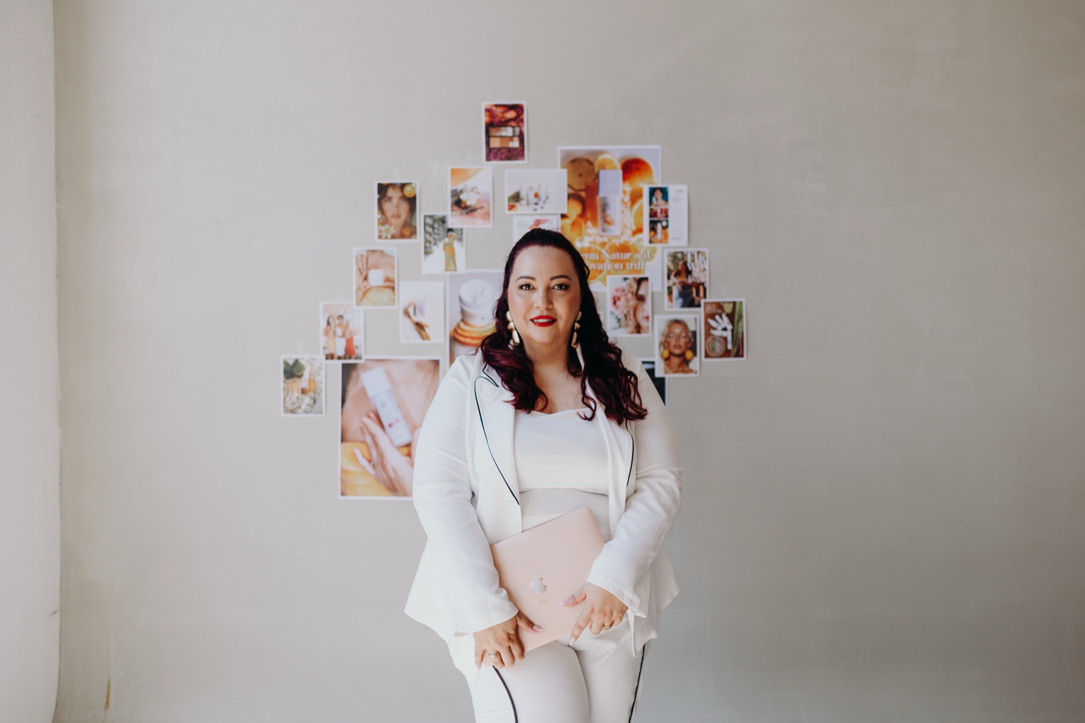 Nadine Kluge spricht auf der Buehne vor den Brand Partnerinnen von KLUGE BEAUTY®